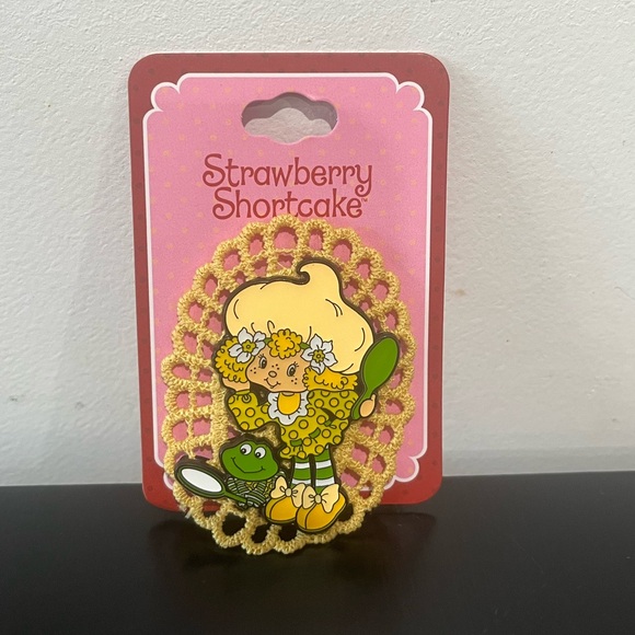 Strawberry Shortcake Lemon Meringue Lace Doily Enamel Pin - Picture 2 of 3